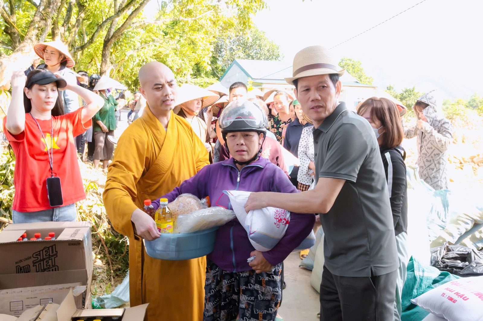 Chùa Cổ Đông Sơn (Thanh Hóa) và các mạnh thường quân tặng quà cho bà con vùng lũ lần thứ 2 tại Thái Nguyên
