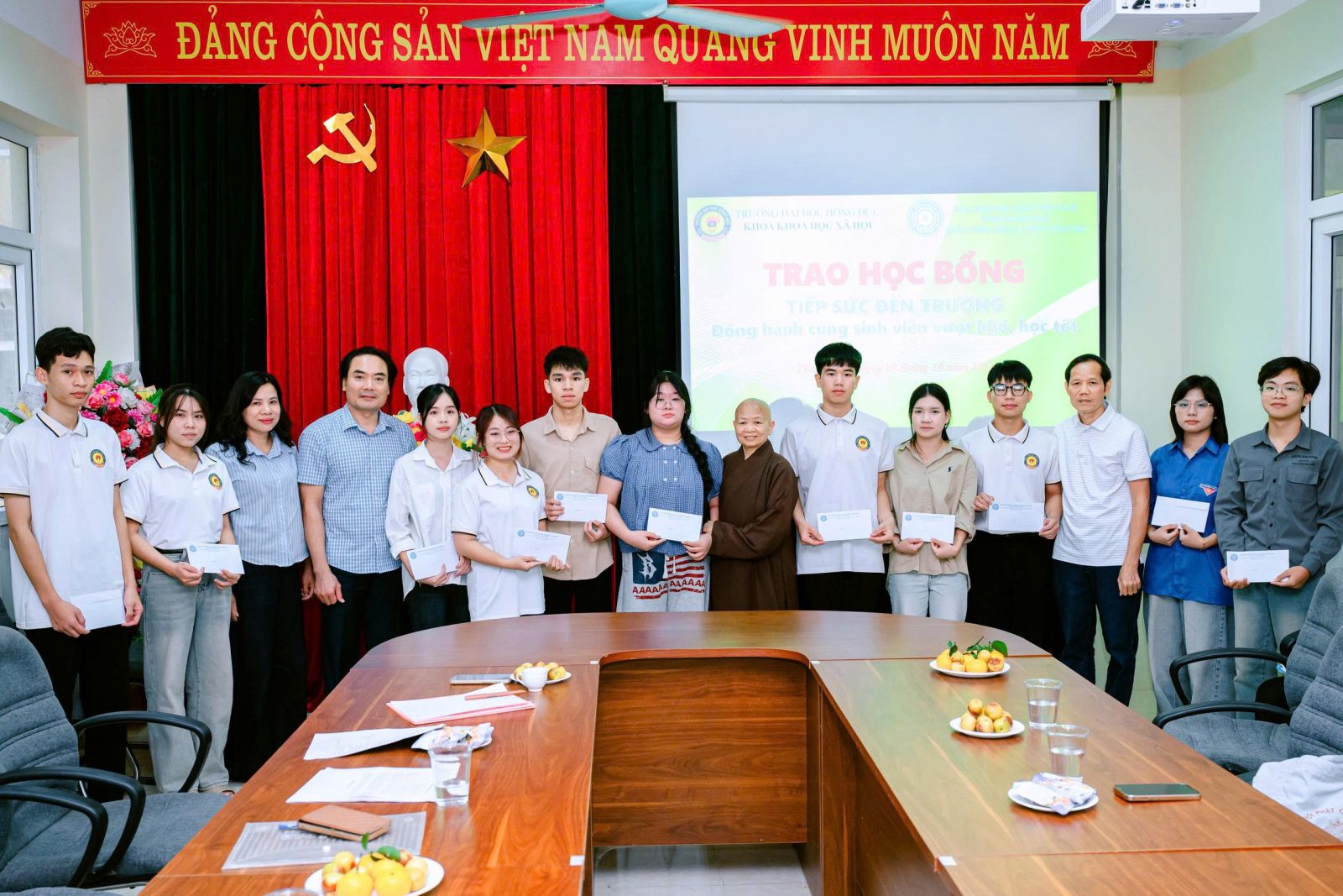 Chùa Tăng Phúc và Chùa Trào Âm trao học bổng “Tiếp sức đến trường”