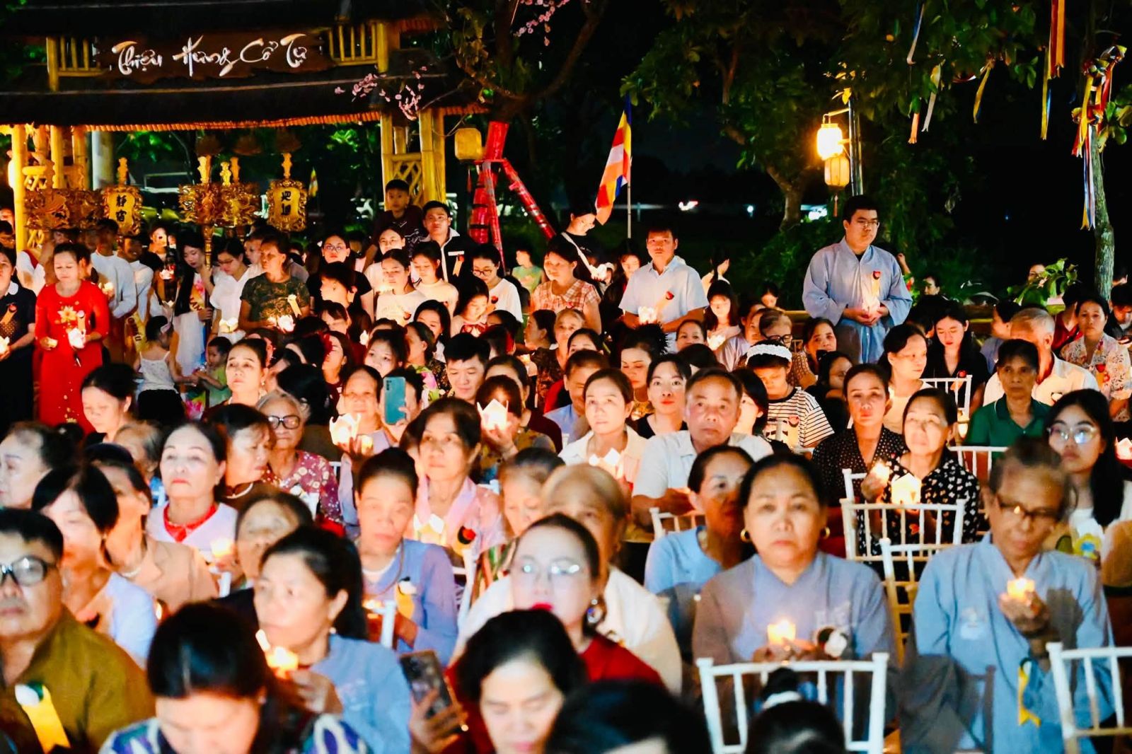Hàng nghìn ngọn nến tri ân được thắp lên tại Đại lễ Vu Lan chùa Mao Xá PL 2570